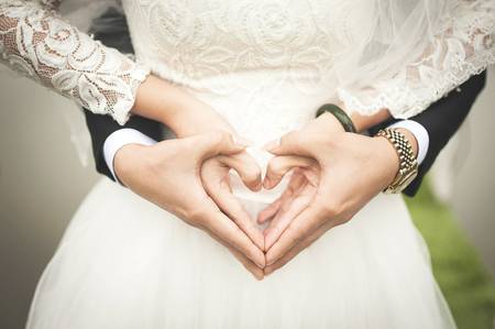 Quelle: pixabay.de / OlcayErtem, https://pixabay.com/de/photos/paar-hochzeit-braut-doppelt-liebe-4615557/, Freie kommerzielle Nutzung Kein Bildnachweis nötig Hochzeitspaar formt Herz aus Händen