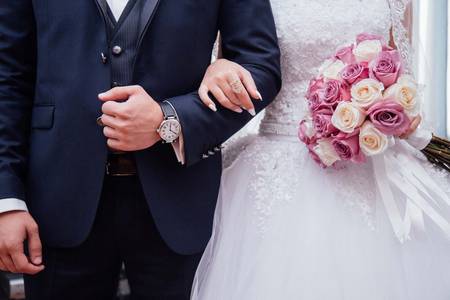 Quelle: pixabay.de / StockSnap, https://pixabay.com/de/photos/hochzeit-ehemann-ehefrau-braut-2595862/, Freie kommerzielle Nutzung Kein Bildnachweis nötig Hochzeitspaar schreitet voran und hält sich im Arm mit Blumen