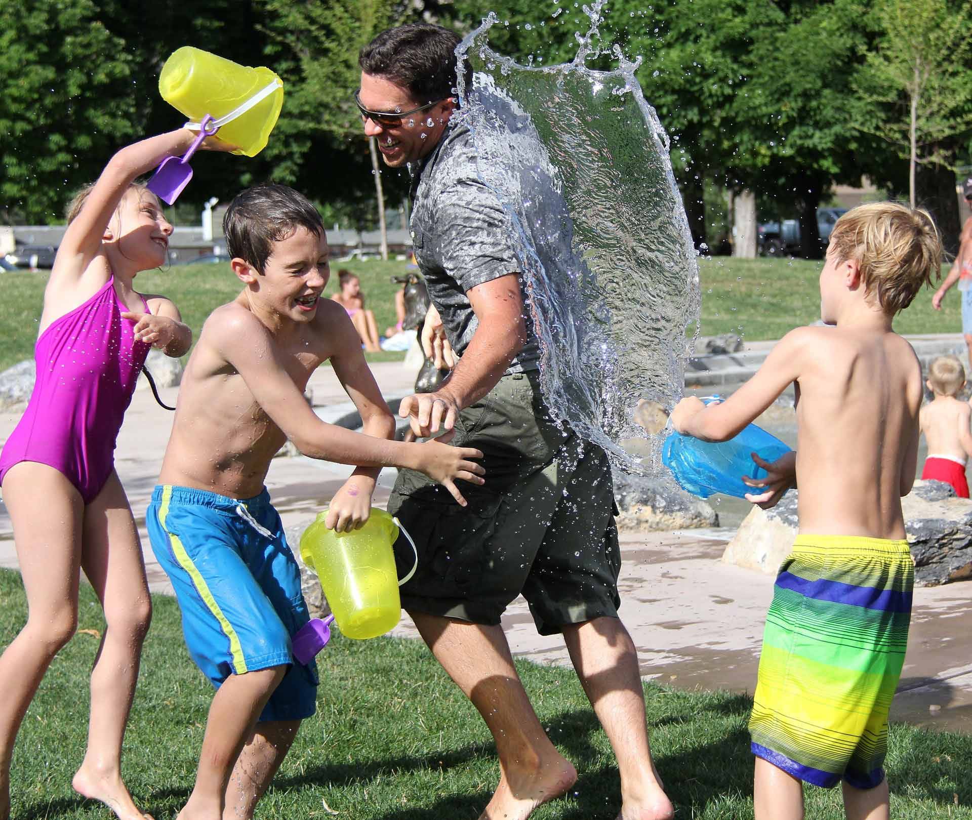 Quelle: pixabay.de / rudyanderson, https://pixabay.com/de/photos/wasserkampf-kinder-wasser-spielen-442257/