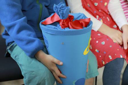 Nahaufnahme: Kind mit Schultüte im Gottesdienst.